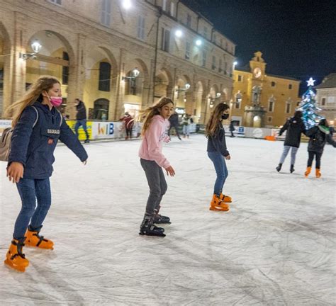 Natale Il Programma A Fermo Pista Di Ghiaccio Luci E Anche Il