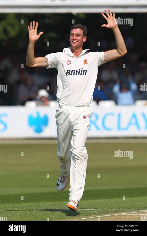 Reece Topley Von Essex Feiert Das Wicket Ross Whiteley Essex Ccc Vs