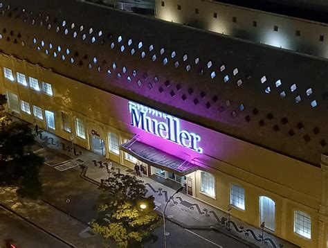 Outubro Rosa No Mueller Fachada Iluminada Em Apoio