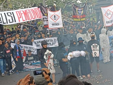 Hari Tragedi Kanjuruhan Aremania Gelar Aksi Di Depan Balkot Malang