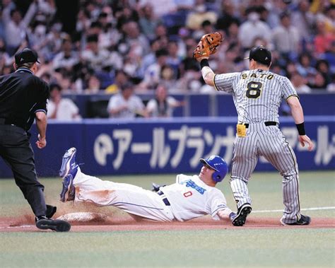 【写真】村松の左線安打で三塁を狙いアウトになる細川：中日スポーツ・東京中日スポーツ