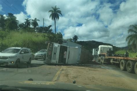 Carreta tomba na BR 381 e complica trânsito na manhã desta segunda feira