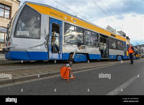 Lipsia LKW rammt beim Abbiegen mit Auflieger Straßenbahn Tausende