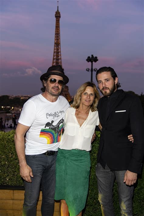 Photo Exclusif Virginie Coupérie Eiffel entre Christophe Bonnat et