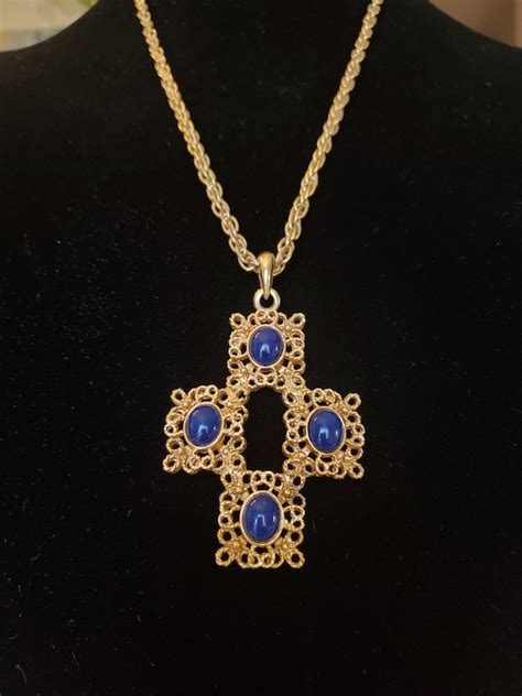 S Sarah Coventry Gold Tone Cross Pendant Necklac Gem