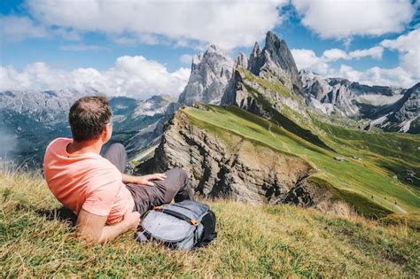 Un Hombre Con Mochila Disfruta Del Paisaje Del Pico Seceda En Los Alpes