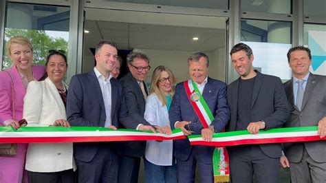 Taglio Del Nastro E Battesimo Dell Acqua Inaugurata La Piscina