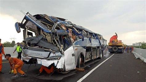 Diduga Sopir Ngantuk Bus New Shantika Terjun Dari Ketinggian 10 Meter