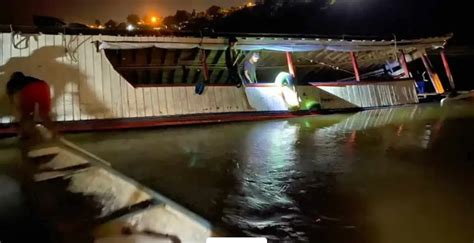 Barco Pessoas Bate Em Tronco De Rvore E Naufraga No Interior Do