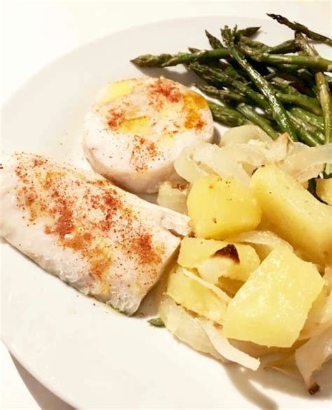 Merluza Al Horno Con Patatas Y Esp Rragos Receta Ekilu