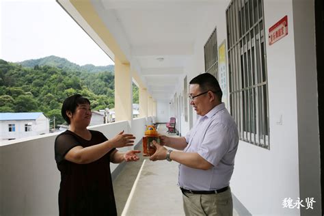 西安80后老师走进秦岭深山小学，送教送书送粮油，已坚持10年