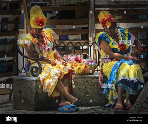 Mujer En La Colorida Ropa Tradicional Cubana Descansa Sobre Una Calle