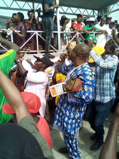 Gridlock In Ibadan As Akinjide Oyelese And PDP Members Stage Walk For