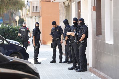 maxima tension en los mossos por su uso politico  las horas extras