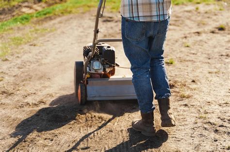 Homme Utilisant Une Machine D A Ration Pour La Scarification Et L