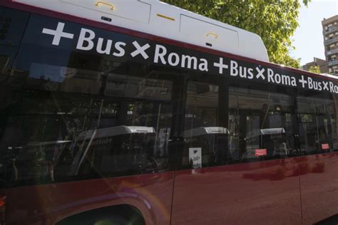 Roma Incidente Sull Autobus Conducente Frena Per Evitare Pedone Feriti