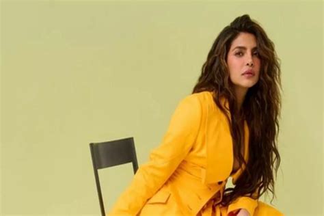 Priyanka Chopra ने पहना ऐसा आउटफिट सिर्फ एक बटन पर टिका कोट पहन किया