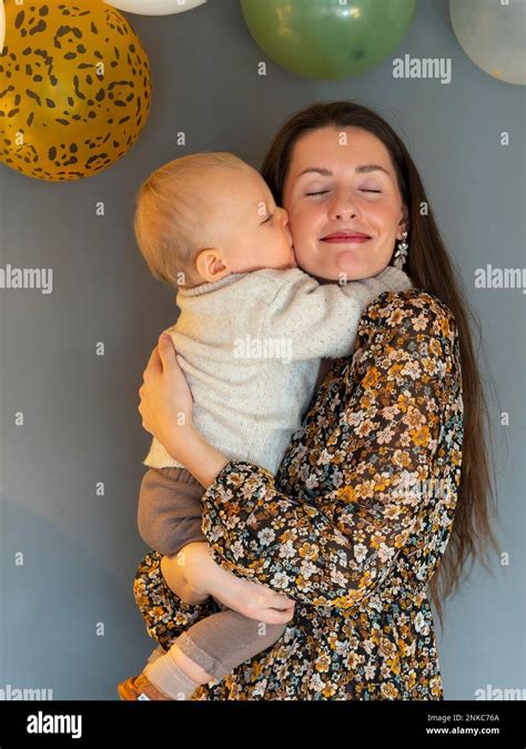 Joven Madre Bonita Es Besada En La Mejilla Por Su Hijo De Un A O En Su