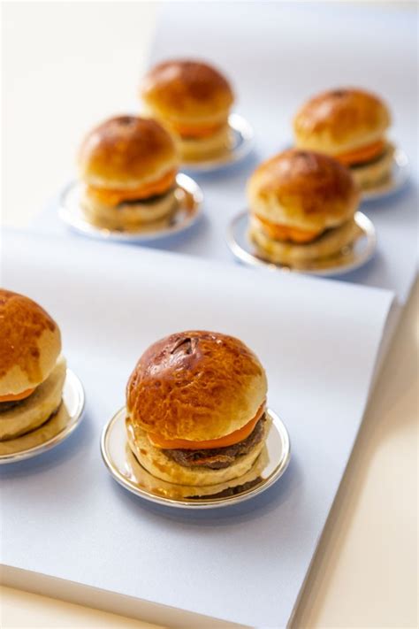 Mini Hambúrguer Com Cheddar No Pão De Brioche Veja Como Fazer Em Casa Casa Vogue Vamos Receber