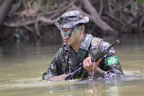 Brasil For As Armadas Reconhecidas Pelo Treinamento De Guerra Na Selva