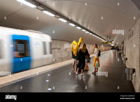 Drei Mädchen warten auf U Bahn in einer der U Bahn Stationen von