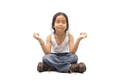 Niño Relajado Practicando Un Canela De Yoga Para La Felicidad Y El