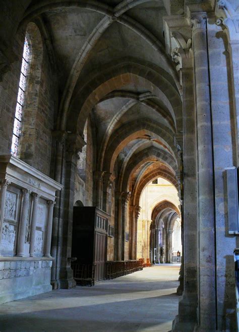 Langres Cathedral (Langres, 1196) | Structurae