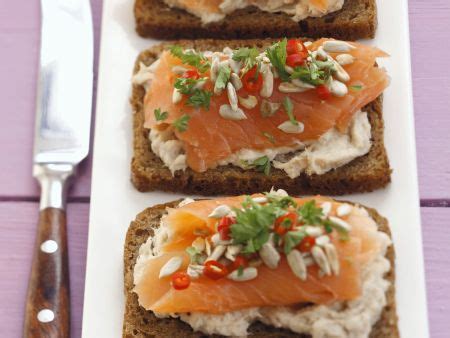 Blinis mit Sauerrahm und geräuchertem Lachs Rezept EAT SMARTER