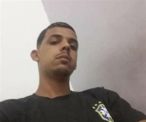 Homem morre e outro fica ferido após serem baleados dentro de casa em