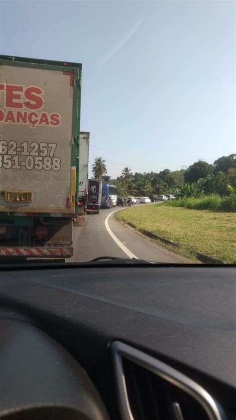 Carreta granito tomba e interdita trânsito na BR 101 em Ibiraçu