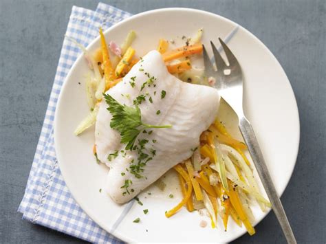 Steamed Fish Fillet on a Bed of Vegetables Recipe | EatSmarter