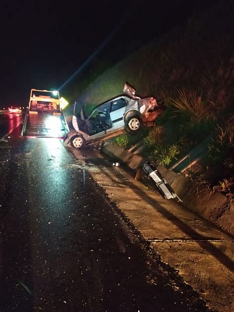 Mulher morre e homem fica ferido em acidente na BR 376 em Mauá da