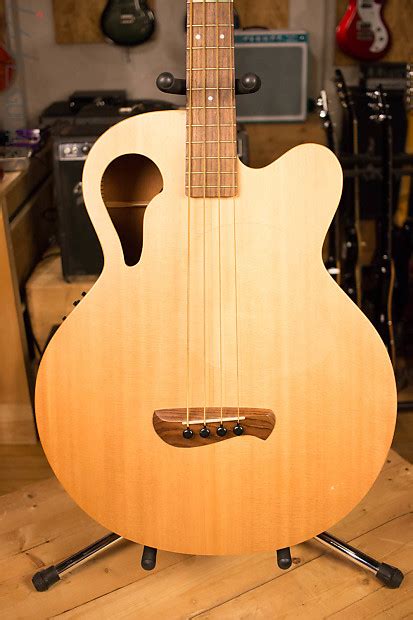 Tacoma Thunderchief Cb10c Acoustic Bass With Electronics Reverb