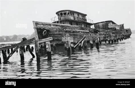 Chesapeake bay fishing boats hi-res stock photography and images - Alamy