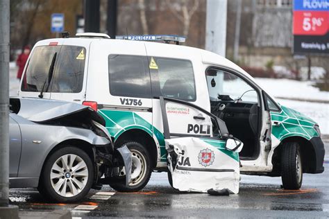 Vilniuje Bmw Taranavo I Kvietim Skub Jusi Policinink Automobil