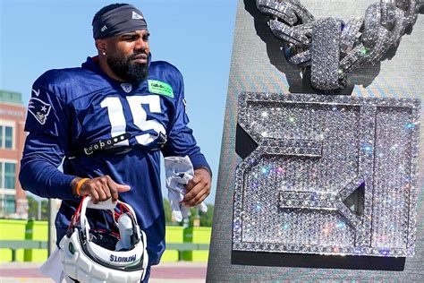 Ezekiel Elliott Flexes New One Of A Kind Reversible Diamond Chain Marca