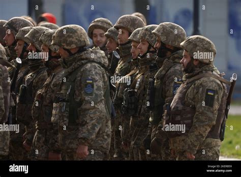 Ukrainische Militärangehörige nehmen an einer Zeremonie zur Erhöhung