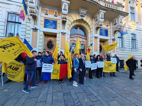 Foto Protest Aur Sub Geamurile Prim Riei Lui Emil Boc Simion Tot Ce