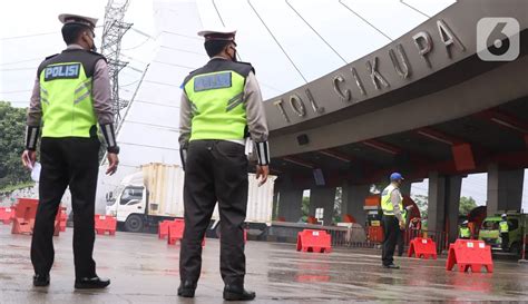 Foto Polisi Putar Balikkan Kendaraan Yang Nekat Mudik Di Gerbang Tol