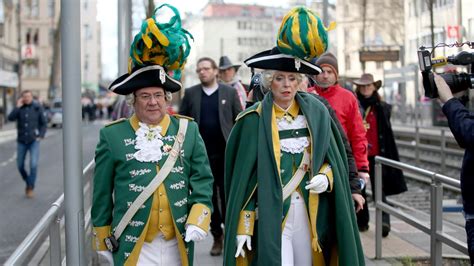 Kutsche Bei Rosenmontagszug Verungl Ckt Mehrere Verletzte Shz