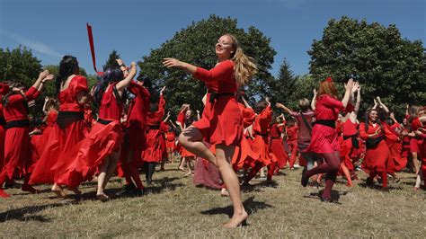 Thousands of Kate Bush fans recreate 'Wuthering Heights' around the ...