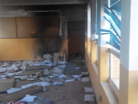 Desconocidos Prenden Fuego A Un Aula Del Viejo Colegio De Flores Del Sil