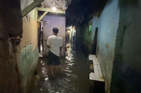 Rt Di Jakarta Masih Terendam Banjir Malam Ini Ketinggian Air Cm