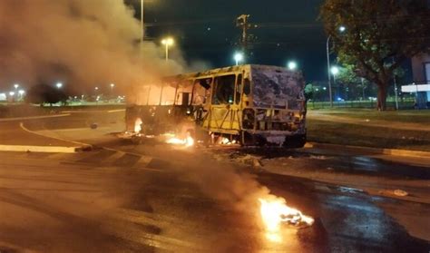 Tr S Carros E Cinco Nibus Foram Incendiados Em Atos Em Bras Lia Diz