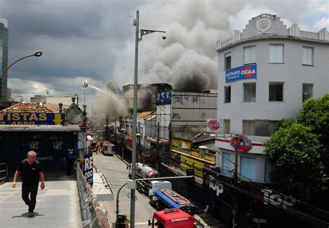 Parte de shopping que pegou fogo em Nova Iguaçu é demolida Rio de