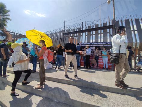 Protestan En El Recinto Del Ejecutivo Los Padres Maestros Y Alumnos De