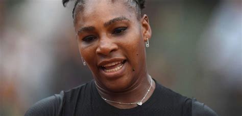 Serena Williams Chokerede Med T Tsiddende Dragt Nu Bliver Det Forbudt