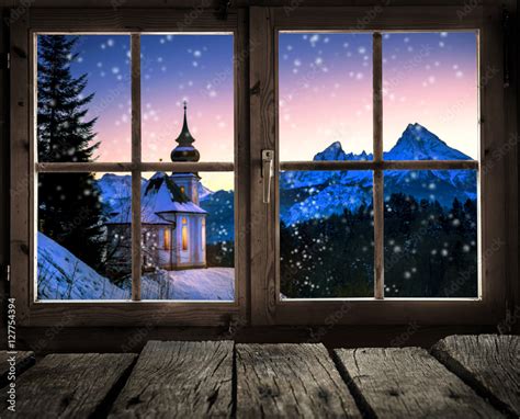 Blick Aus Dem Fenster Einer Holzh Tte Auf Eine Winterlandschaft Mit