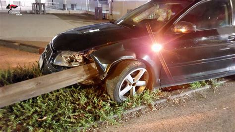 Illasi Alla Vista Dei Carabinieri Scappa A Folle Velocit Saltando Due