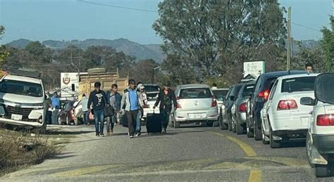 Bloquean Padres De Familia Y Maestros De Una Secundaria La Carretera